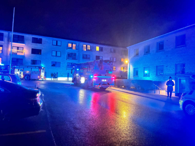 Brand i etageejendom – røgdykkere indsættes og evakuering i gang