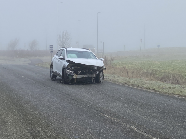 Bil i voldsom ulykke: Fronten mast helt flad