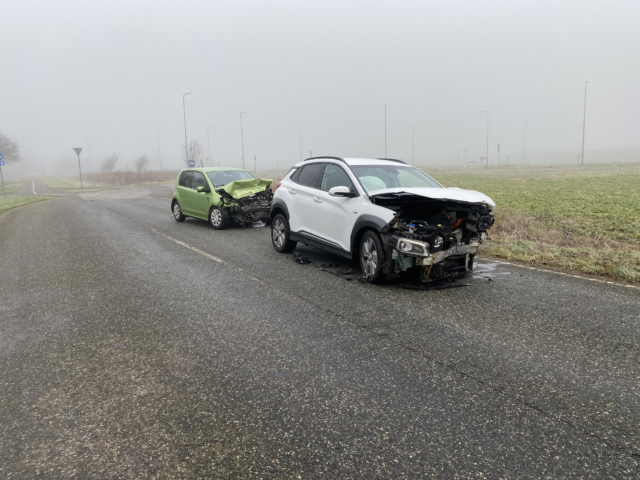 Biler i voldsom ulykke: Fronterne mast helt flade