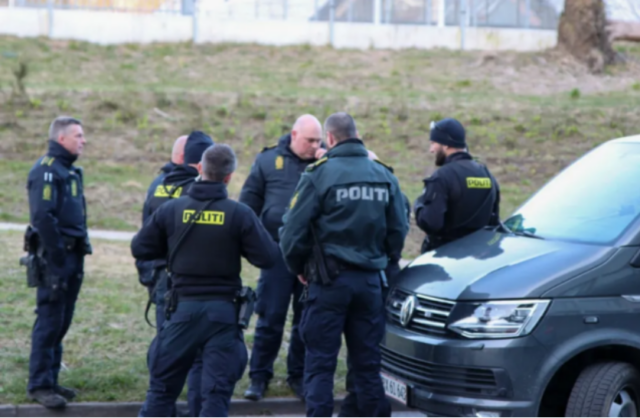 Stukket ned ved skole: Person hastet på hospitalet