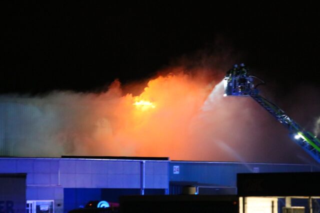 Massiv industribrand brudt ud tæt ved tank