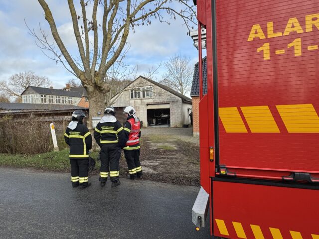 Bil brænder mens den holder i carport