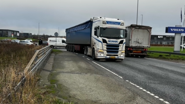 Enorm kø ved rundkørsel: Lastbil taber gearkassen