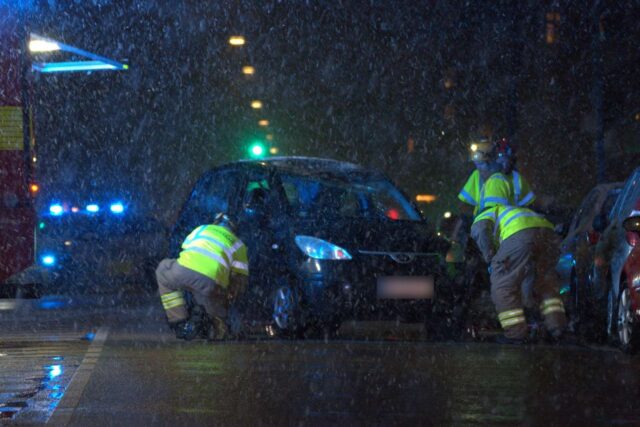 Flere biler forulykker i snevejret: Rammer parkeret bil