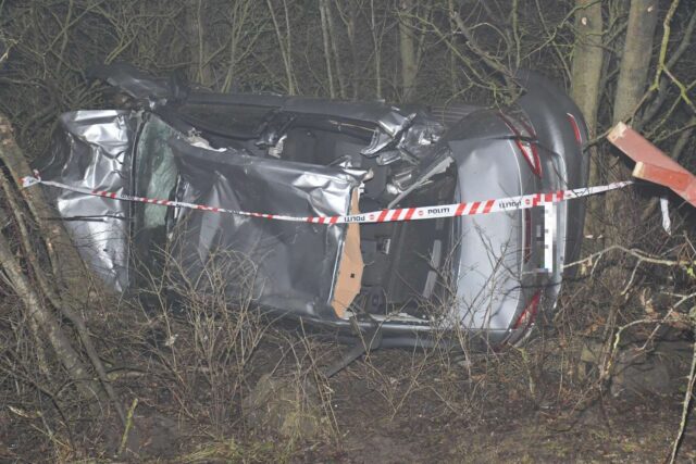 18-årig i voldsomt uheld: Smadrer bilen ind i skoven