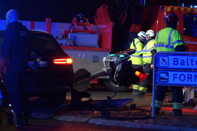 Audi og Mercedes brager sammen i kryds: Vælter skilt og lyskurv