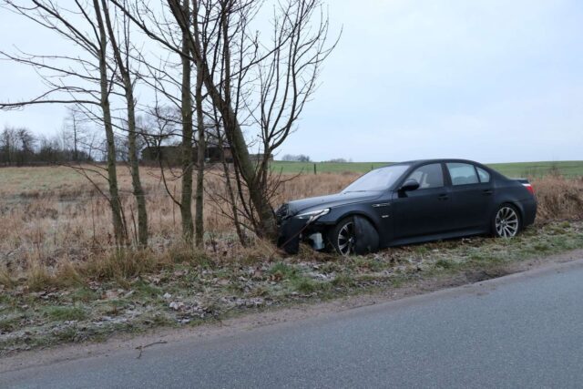 Uheld i glat føre: BMW påkører træ