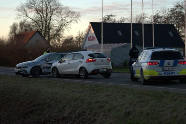 Brager ind i politibil: Betjent tilskadekommen efter påkørsel