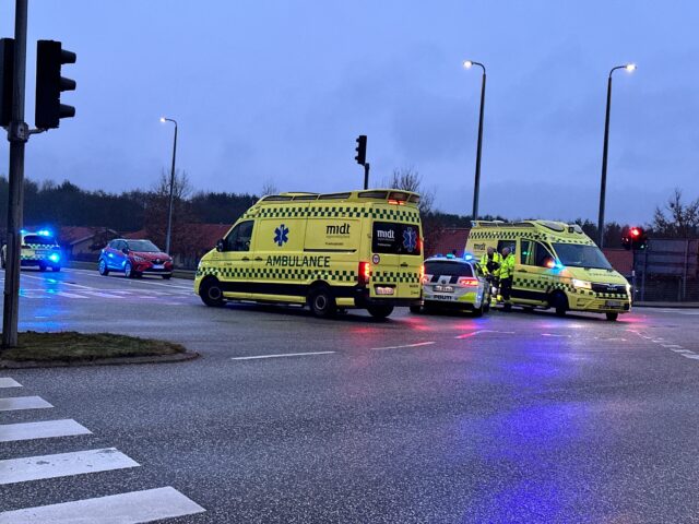 Flere ambulancer spærrer kryds efter alvorligt uheld