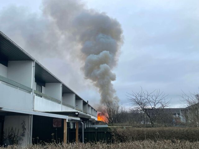 LIGE NU: Voldsom brand i boligkompleks på Vestegnen