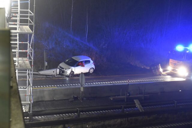 Bil brager ind i autoværn på motorvejen