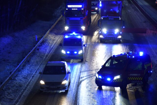 Massivt trafikkaos: Lastbil rammer autoværn på glat motorvej