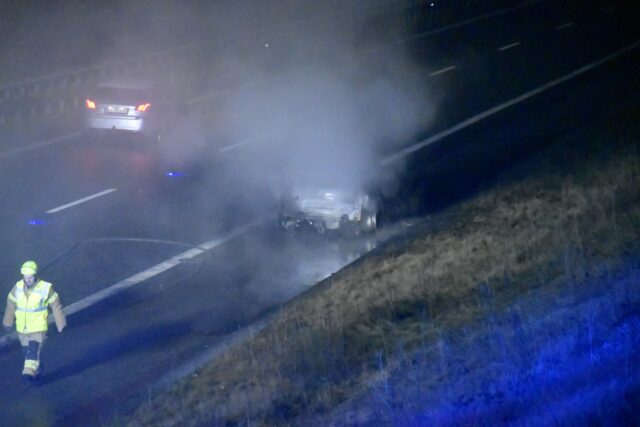 Bil ædt op af flammer på motorvej