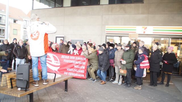 Demonstration i Herning: Kæmper for at bevare direkte togforbindelse