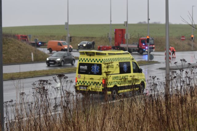 Ambulance haster ud til voldsomt sammenstød