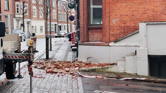 Ejendom i nedstyrtningsfare: Mursten flyder på vejen