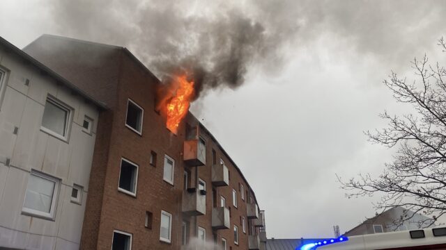 Tårnhøje flammer rammer etageejendom