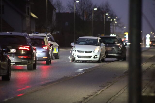 To biler kører hårdt sammen: Spærrer trafikken