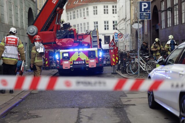 Brand i bygning spærrer vej i København