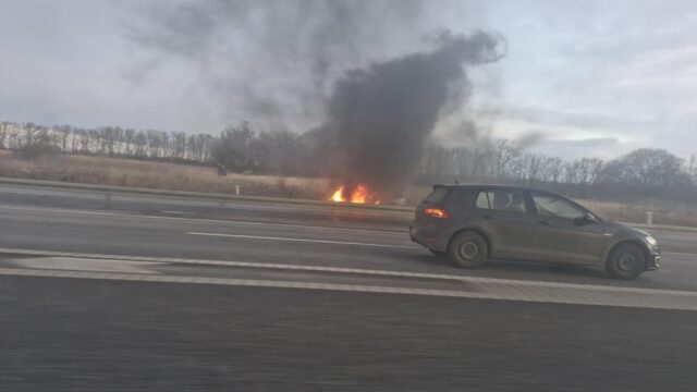 Bil brudt i brand på motorvejen: Vej helt spærret