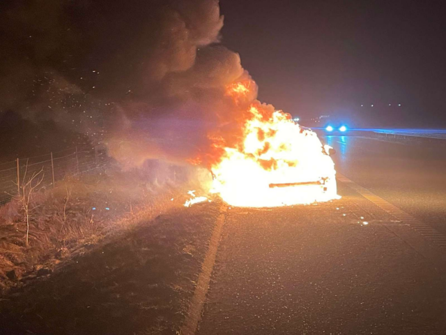 Voldsom bilbrand på motorvej