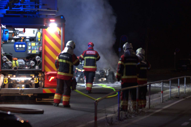 Voldsom bilbrand spærrer vej på Vestegnen