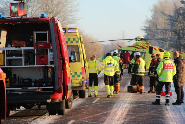 Person slynget ud af bil: Lægehelikopter tilkaldt