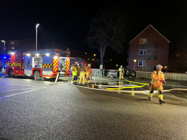 Elbil bryder i brand ved ladestander tæt på Shell-tank