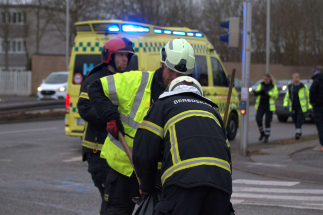 Fuld kvinde påkører teenager