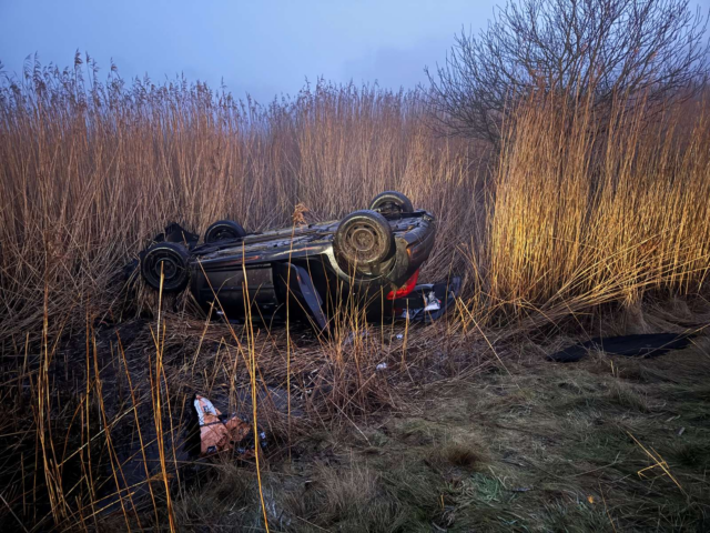 Lander på taget: Voldsomt uheld sender to biler ud i vandet