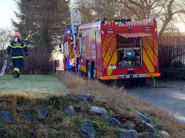 Beredskabet rykker ud til loftsbrand