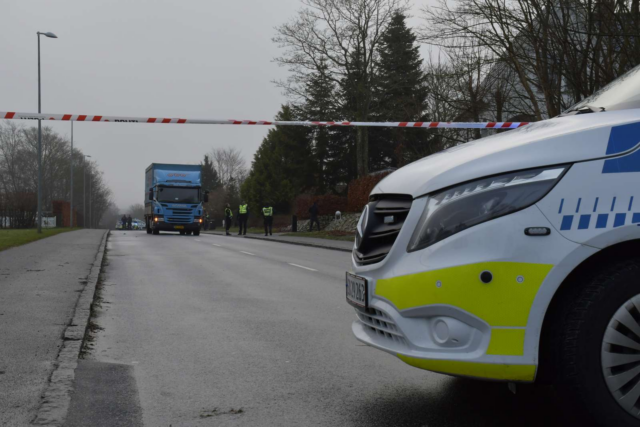 Helt spærret: Person ramt af lastbil i kritisk tilstand