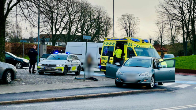 Bil påkører person på elløbehjul: Ambulance fremme