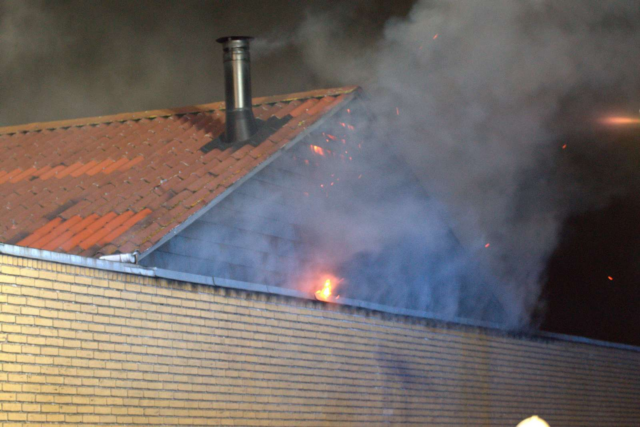 Voldsom brand i hus på Vestegnen – flammer tager til