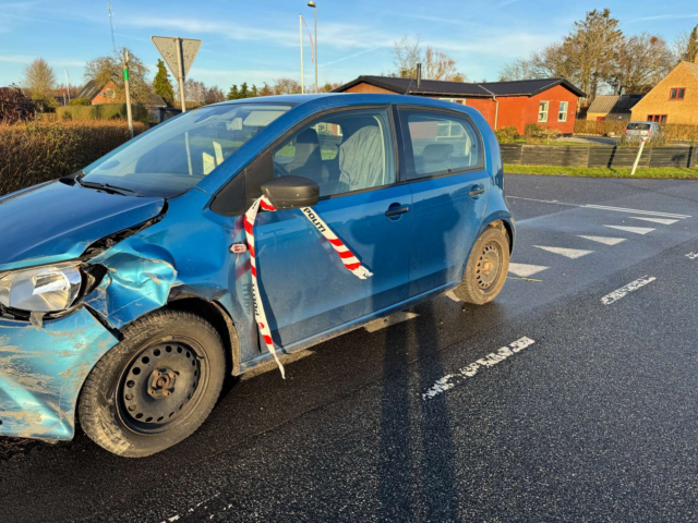 To personbiler støder hårdt sammen