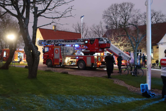 Talstærkt til stede ved brand i kirkebygning på Vestegnen