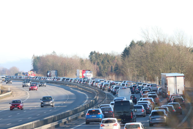 Bilbrand skaber massiv kø på motorvej