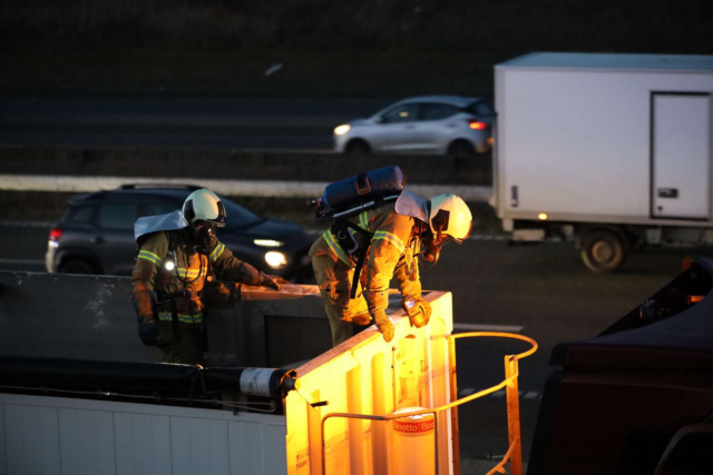 Brand bryder ud i lastbil: Motorvej afspærret