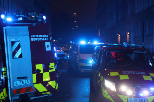 Person hastet væk i ambulance under lejlighedsbrand