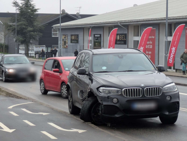 To biler støder hårdt sammen: Stor sort BMW smadret