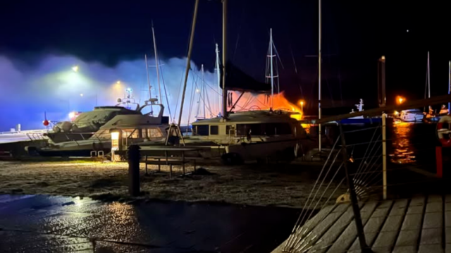 Voldsomme flammer på havn