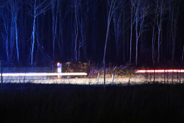 Voldsomt motorvejsuheld: Bil drøner om på siden