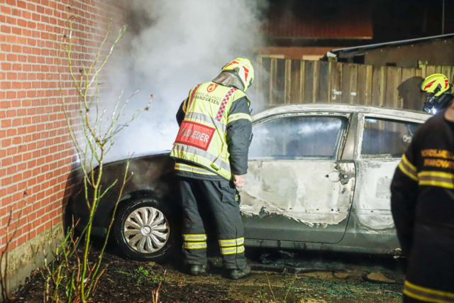 Kraftig bilbrand ved boligområde