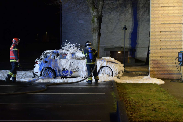 Brandvæsnet slukker med skum: Bil står forkullet tilbage