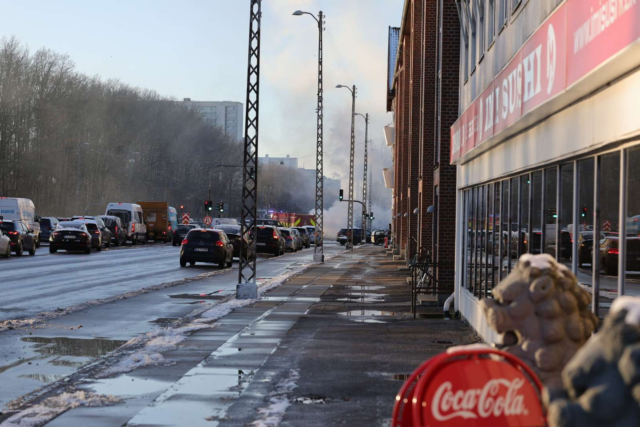 Bil står i store flammer i Rødovre