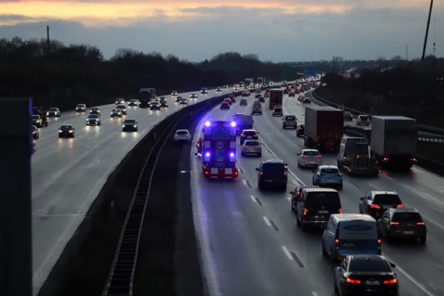 Pas på! Der ligger en skærm på motorvejen