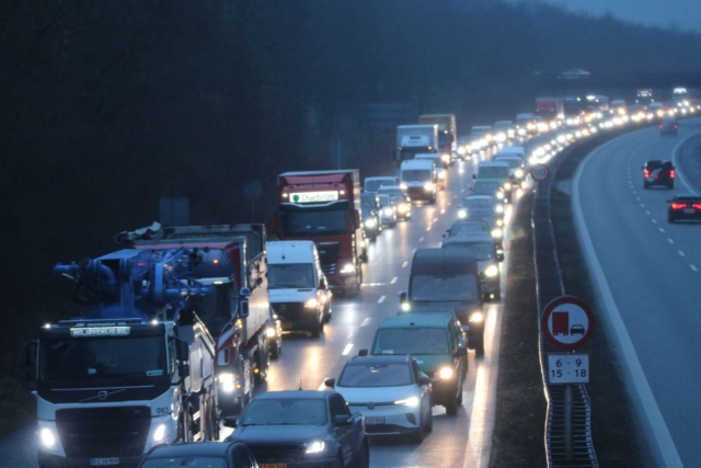 Trafikal kaos og monsterkø efter motorvejsuheld