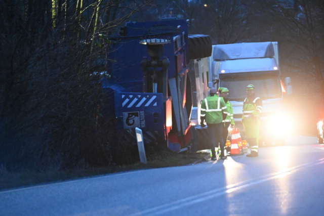 Trafikkaos: Stor maskine væltet af særtransport