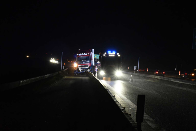 Uheld: Lastbil hænger oven på autoværn til vejarbejde