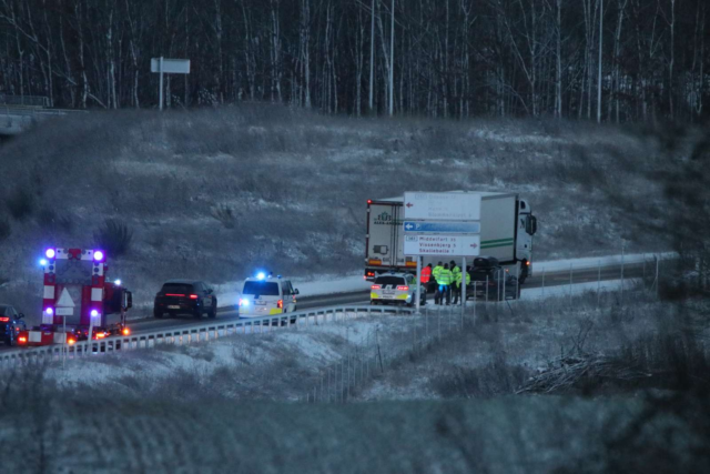 Uheld ved tilkørsel til motorvej – det sner kraftigt